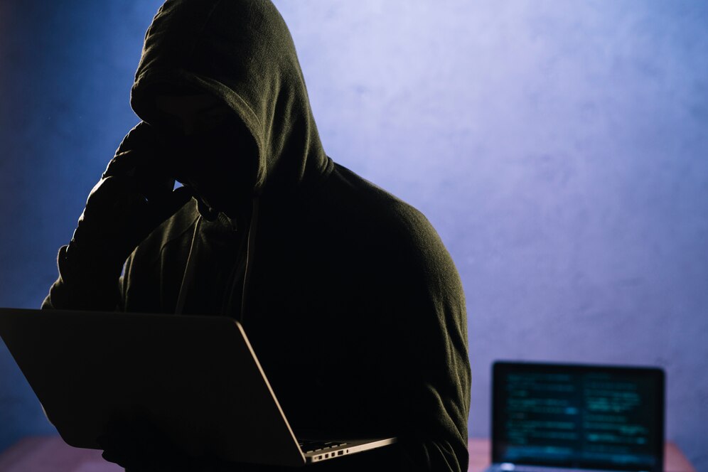 hacker robando informacion a traves del metodo phishing