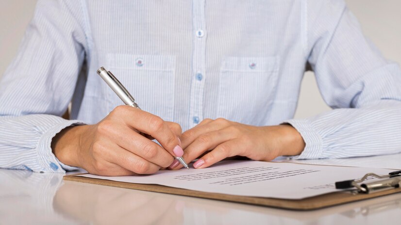 imagen de un chico firmando una carta certificada ordinaria