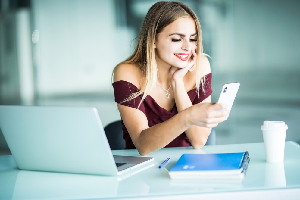 mujer enviando un SMS certificado
